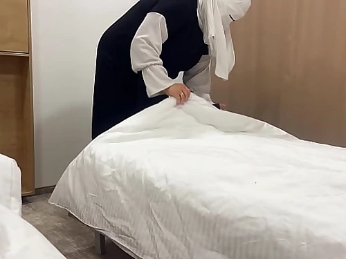 Arab maid entices motel client in apartment with her taut pussy