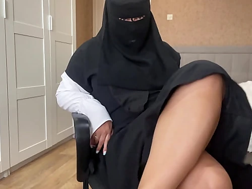 Arab gal in hijab masturbates raw coochie